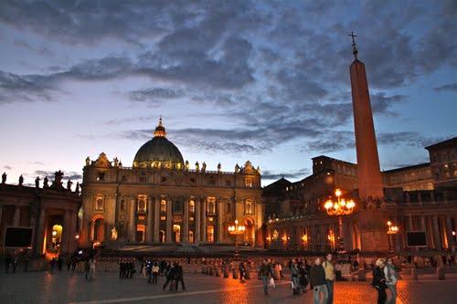 Basilica di San Pietro La Basilica di San Pietro ha una superfice di 22.067 mq. La Basilica è considerata dai cristiani il grandissimo tempio della cristianità e una delle più grandi chiese al mondo.