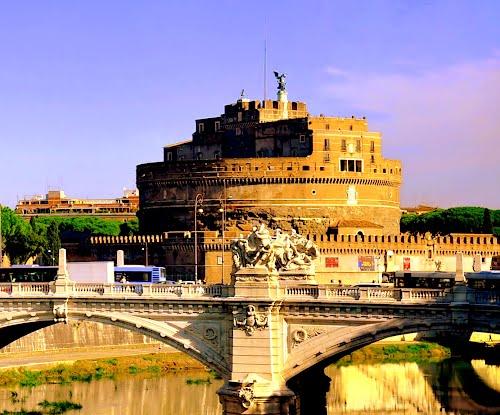 Castel Sant Angelo Castel Sant Angelo, è detto anche Mausoleo di Adriano, perché in origine era il mausoleo funebre dell imperatore.