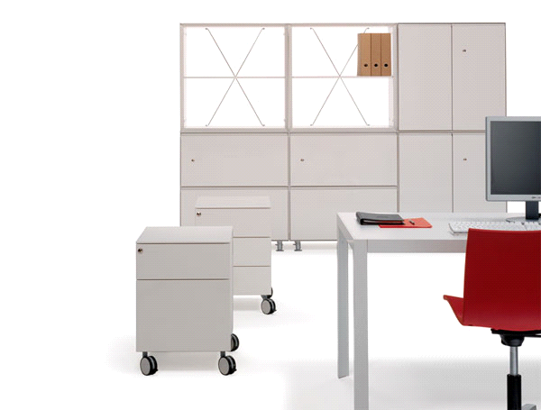 A completare la serie di tavoli con top in legno o colorato, Mobles 114 ha proposto il sistema di archiviazione Pey: