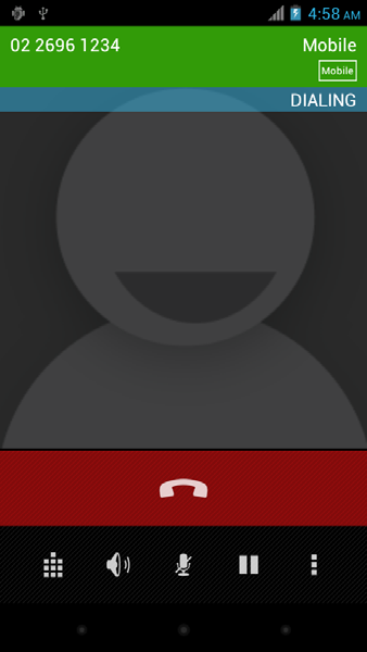 La schermata della chiamata vocale Dopo aver composto il numero, appare la schermata della chiamata vocale, che visualizza il numero/contatto con cui si sta parlando, la durata della chiamata e le