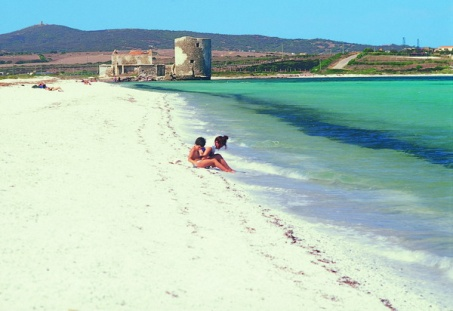 8) CASTELSARDO è una suggestiva cittadina che sorge sul mare, e proprio il mare ne ha segnato la storia. Il paese è stato utilizzato come roccaforte difensiva e punto strategico di controllo.