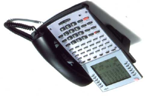 Telefono 34 tasti con Super Display Il telefono Super Display è dotato di display da 8 righe da 24 caratteri con 12 tasti interattivi associati.