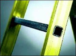 SCALA IN VETRORESINA Scala professionale a doppia salita con montanti in vetroresina ad elevato isolamento contro scariche elettriche, i gradini sono in alluminio a sezione quadra 30 x 30 mm.