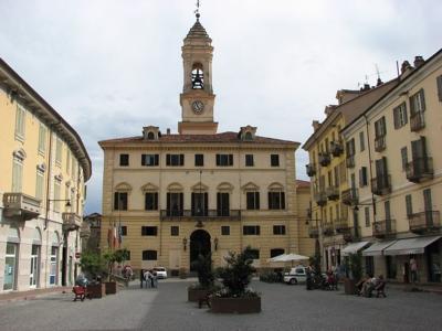 CORSA10KM IVREA L ultima parte della gara vede i partecipanti scendere dal lago Sirio per raggiungere il centro della città di Ivrea e tagliare il traguardo nella