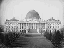 tempio dedicato alla sovranità del popolo, abbellendo secondo il gusto ateniese il corso di una nazione che guarda ben oltre il limite dei destini ateniesi-.