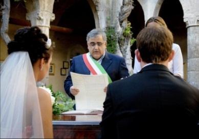 Il Matrimonio Civile È interamente regolato dalla legge italiana (sia come atto che come rapporto) È celebrato dall ufficiale di Stato civile in presenza di 2 testimoni (artt.