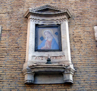 In Piazza della Cinque Lune Rappresentazione di Nostra Signora di Loreto che si trova davanti al numero 36 di Via di Villa Sacchetti membri del focolare di Dio.