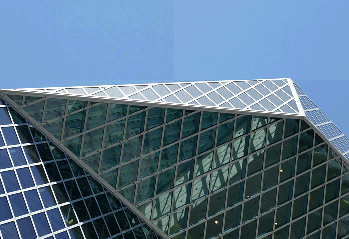 Anche dall esterno, la biblioteca è una presenza che non lascia indifferenti neppure in un contesto ricco di architetture d eccezione come quello di Seattle.