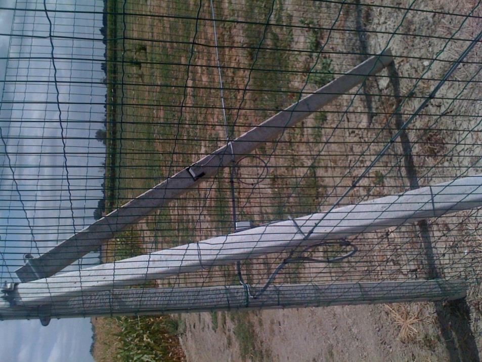 AN307 Modalità installativa Montaggio semplice Il rilevatore può proteggere una recinzione mediante uno speciale cavo sensore di lunghezza massima 300 metri