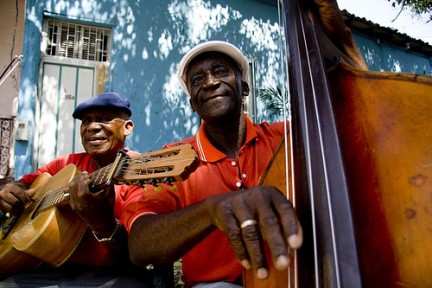 distribuzione dei documenti di viaggio e partenza con volo di linea per per cuba. (non diretto). Arrivo all aeroporto dell havana - incontro con la guida locale e trasferimento in hotel.