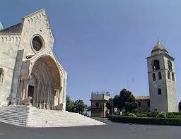 Duomo Salendo ancora il colle Guasco, l'antico colle Cumero, arriviamo alla Cattedrale di San Ciriaco, che sorge sui resti di un grande tempio dedicato alla Venere Euplea, dea protettrice della buona