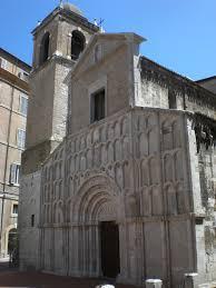 Ciriaco sul colle Guasco, punto cardine da cui poter dominare tutta la città. Ci accorgeremo ben presto che adiacente al Duomo c'è l'ex Episcopio, ora ospitante il Museo Diocesano.