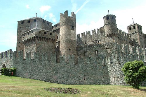 Aosta, i suoi castelli ed il Parco del Gran Paradiso 3 giorni / pullman 1 giorno: I CASTELLI VALDOSTANI partenza con pullman GranTurismo per la Valle d Aosta con brevi soste tecniche lungo il