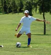 Cos è il footgolf? Il Footgolf accomuna l eleganza del golf alla passione del calcio, creando un mix vincente tale da entusiasmare gli sportivi di tutte le età.