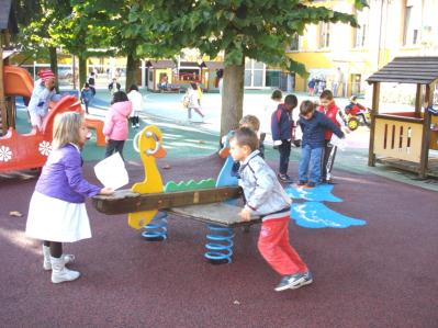 VPS - Pavimentazioni per aree gioco e parchi pubblici VITRITURF PLAYGROUND SYSTEM Vitriturf Playground System è la scelta ideale per la realizzazione di aree gioco scolastiche e parchi pubblici,