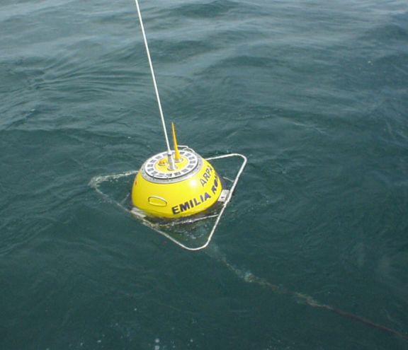 BOA ONDAMETRICA NAUSICAA La stazione di rilevamento è stata installata da ARPA il 23 maggio 2007 ed è equipaggiata con una boa ondametrica Datawell Directional wave rider MkIII 70, la boa è collocata