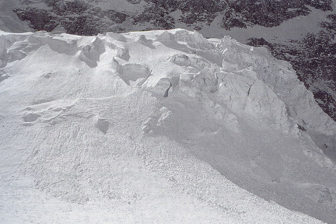 Un comune rischio mentre si pratica alpinismo in Islanda. Valanga di ghiaccio e neve (Mt. Eyafjallajökull).