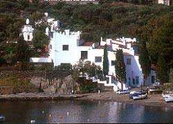 poco a poco nella sua adorata villa sul mare. Port Lligat.