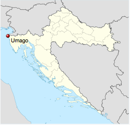 La costa occidentale della regione è frastagliata, ricca di isole minori, isolette, piccole baie e golfi.