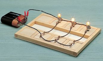 circuito in parallelo Per montare questo circuito occorrono: una pila da 4,5 volt, tre lampade da 4,5 volt, tre interruttori, filo elettrico.