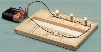 circuito in serie Per montare questo circuito occorrono: una pila da 4,5 volt, tre lampade da 1,5 volt, tre interruttori, filo elettrico.