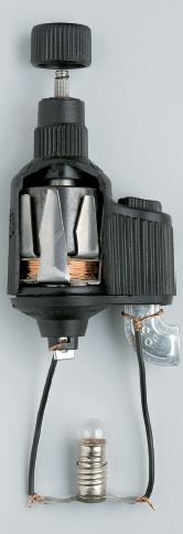 Alternatore L alternatore è una macchina rotante che, quando gira, genera corrente alternata.