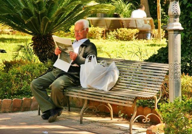 O anziano e desideri vivere i tuoi ultimi anni abbandonato a chi non inganna,