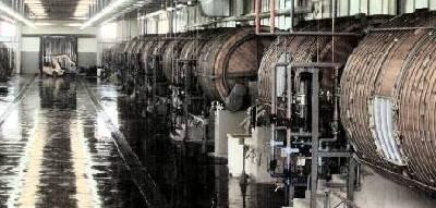 1 Introduzione INDUSTRIA DL CUOIO DLLA PLL AP Si tratta di un industria antica, la cui tecnologia si è evoluta in rapporto al perfezionamento della chimica Accanto a fabbriche moderne