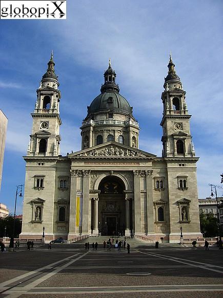 3) Basilica di Santo Stefano La Cattedrale di Budapest è intitolata a Santo Stefano fu, o SzentIstván, il primo re cristiano ungherese.