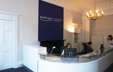 Edimburgo Edimburgo - Kaplan Il Centro Linguistico Kaplan di Edimburgo si trova in un elegante edificio in stile georgiano del 1700, a pochi minuti a piedi da Princes Street e dal Castello.