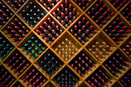 Vendita Il vino può essere prodotto e consumato in casa se si hanno le risorse e il tempo necessario per produrlo, ma questo riguarda la minoranza del vino prodotto a livello mondiale.