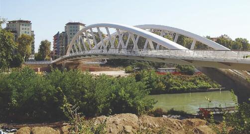 20 Cronaca Flaminio Note notturne per le coppiette del Ponte della Musica Inaugurato pochi mesi fa e già sotto il bersaglio delle critiche: poco utilizzato dai cittadini di federica basili Nelle foto