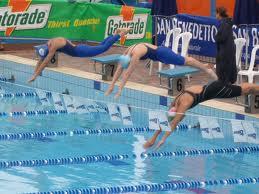 La gara di nuoto si svolge su una distanza prestabilita.