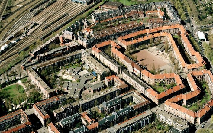 Berlage progetta un quartiere di densità uniforme ordinato su una maglia stradale piuttosto complessa e su un isolato lungo da 100 a 200 mt e largo 50 con edifici lungo la parte perimetrale alti 4