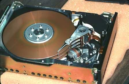 Ricordiamo: caricamento del programma Quando si lancia un programma questo viene copiato dalla memoria secondaria (di solito un hard disk) nella memoria principale Questa operazione si chiama