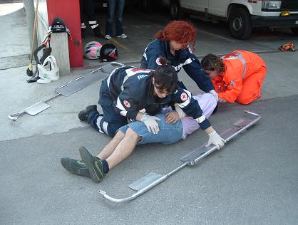 B si posiziona in ginocchio all altezza del torace sul lato verso cui verrà girato il soggetto mentre C si posiziona in ginocchio all altezza del bacino sul lato verso cui verrà girato l infortunato.