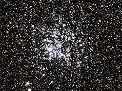 Caratteristiche Lo Scudo è una costellazione difficile da individuare, sia perché non contiene stelle luminose: la α Scuti, la più brillante, è infatti solo di magnitudine 4; inoltre appare immersa