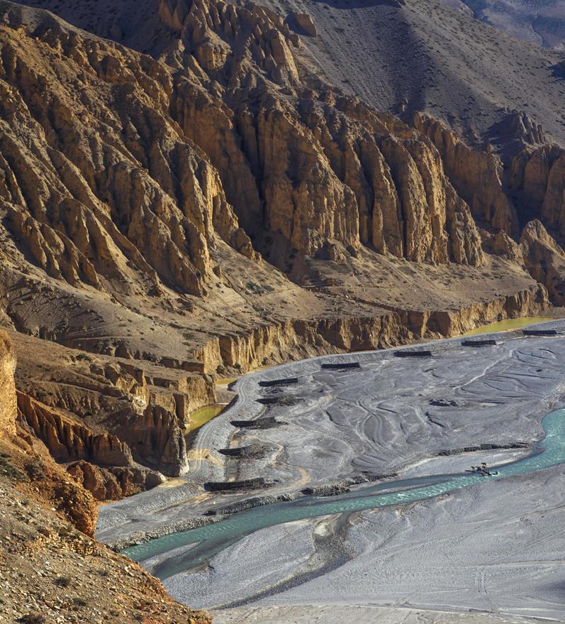 che fino al secolo scorso era parte del Tibet. Per le antiche carovane del sale, era una delle principali rotte tra Tibet e Nepal.