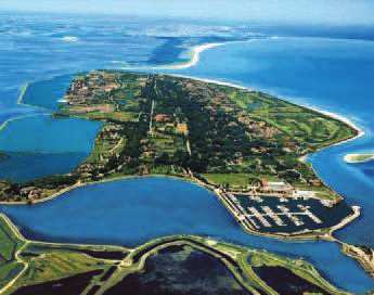 VILLAGGIO ALBARELLA, ISOLA DI ALBARELLA Albarella è un isola privata situata nella laguna a sud di Venezia nel Parco Naturale del Delta del Po ed è collegata con un ponte alla terraferma.