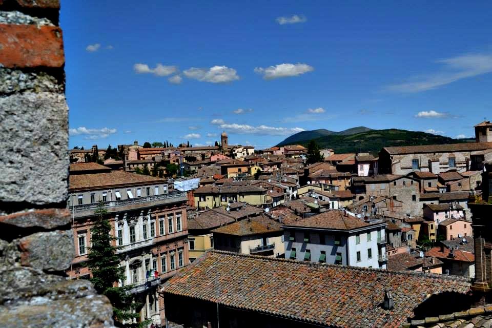 UMBRIA Viaggio d Istruzione Salve Umbria verde e TU del puro fonte nume Clitumno! Sento in cuor l antica patria e aleggiarmi su l accesa fronte gl itali iddii.