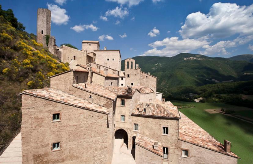 Il progetto di valorizzazione del Castello di Postignano, in Umbria, ha coniugato recupero degli edifici, ristrutturazione delle preesistenze, costruzione di infrastrutture e servizi.