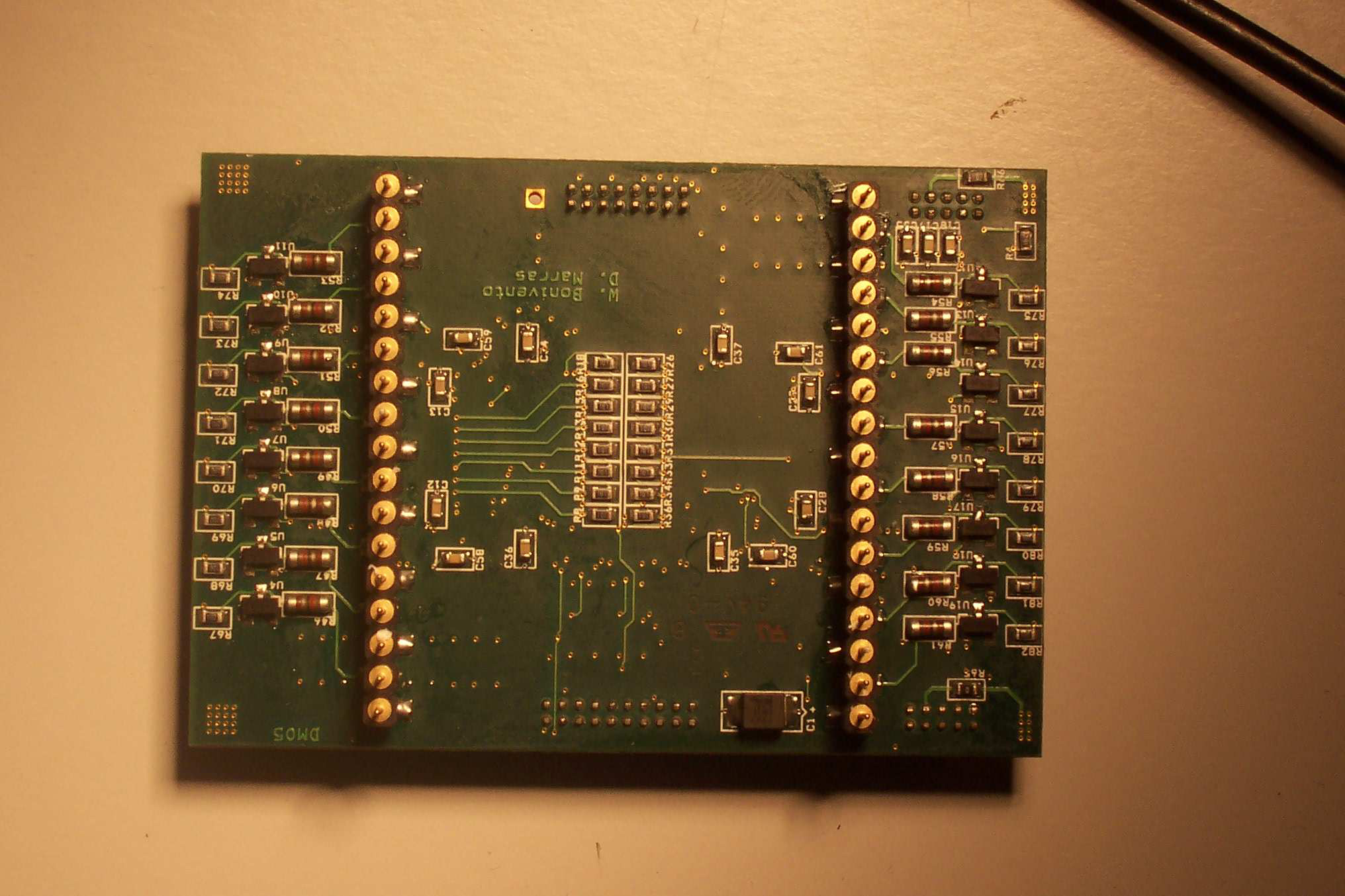 44 CAPITOLO 3. GAS ELECTRON MULTIPLIER 3.3 Elettronica di Front-End Le schede elettroniche di front-end CARDIAC-GEM ospitano 3 chip CMOS: 2 chip ASD6 CARIOCAGEM e un chip DIALOG7 [33] (figura 3.4).