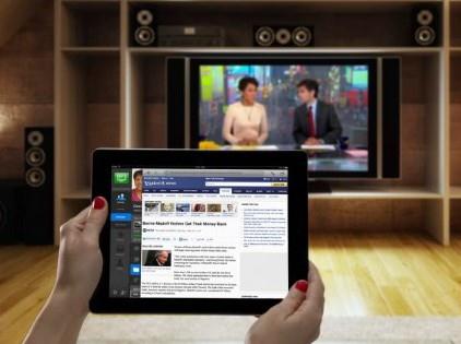 Social TV, una vera frattura nel mondo media Fino ad ora abbiamo assistito ad una evoluzione della TV, sono cambiati i format ma di fatto nessuna reale rivoluzione La social TV sarà quello che il