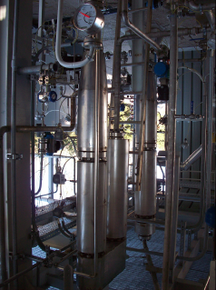 Figura 12: reattori di CO-shift La separazione della CO 2 dal syngas è basata su un processo di assorbimento mediante una soluzione acquosa di monoetanolammina, che ha luogo in due identici reattori