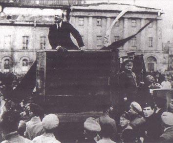 1 5 maggio 1920. Lenin tiene un discorso alla truppe nella Piazza Rossa.