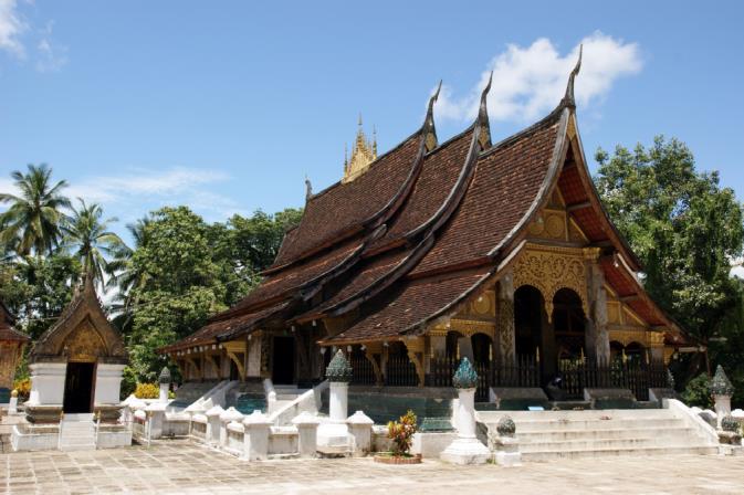 4 gg. venerdì 27 novembre 15: LUANG PRABANG Dopo la prima colazione Visite con guida della città di Luang Prabang: l'antica capitale reale posta in una valle sul medio corso del Mekong.