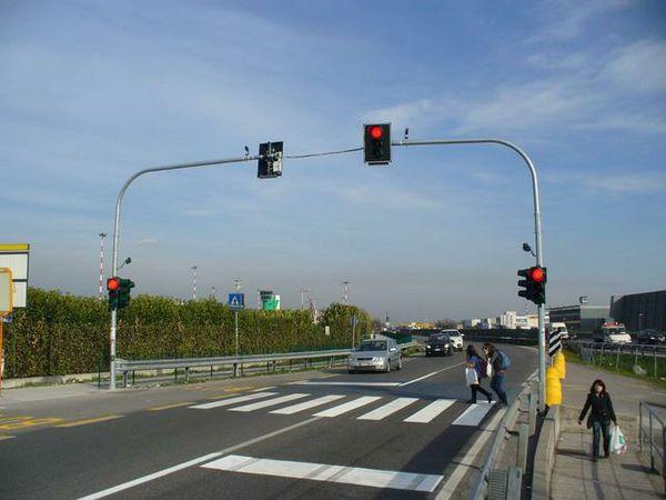 b) Viene istituito il senso unico nel tratto di strada compreso tra il civico n.