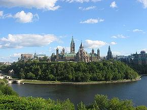 settentrionale del fiume Ottawa. La città è il risultato della fusione nel 2000 della vecchia città di Ottawa con dieci municipalità limitrofe. La città conta circa 860.