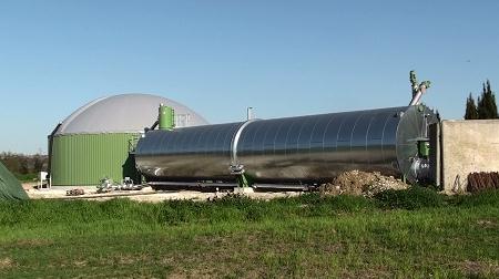 Produzione di biogas in un azienda agro-zootecnica (Azienda Agricola Trionfi Honorati, Jesi, AN) Impianto di digestione anaerobica Un reattore principale orizzontale da 270 m 3 e un secondario
