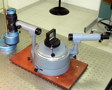 Il reticolo di diffrazione (V) Spettroscopio con reticolo a trasmissione e lampada Osservando la luce emessa da una sostanza (lampada a vapori di sodio o mercurio, ecc.